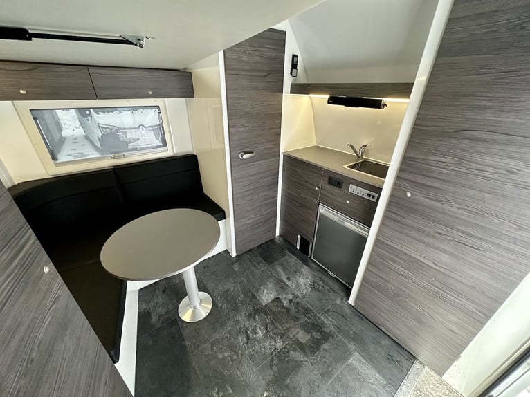 RJH 675 Trailer für 3 Pferde mit großer Wohnung, Dusche und Doppelbett – Gebrauchtfahrzeug