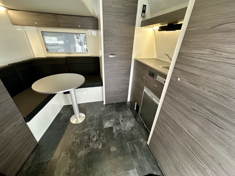RJH 675 Trailer für 3 Pferde mit großer Wohnung, Dusche und Doppelbett – Gebrauchtfahrzeug
