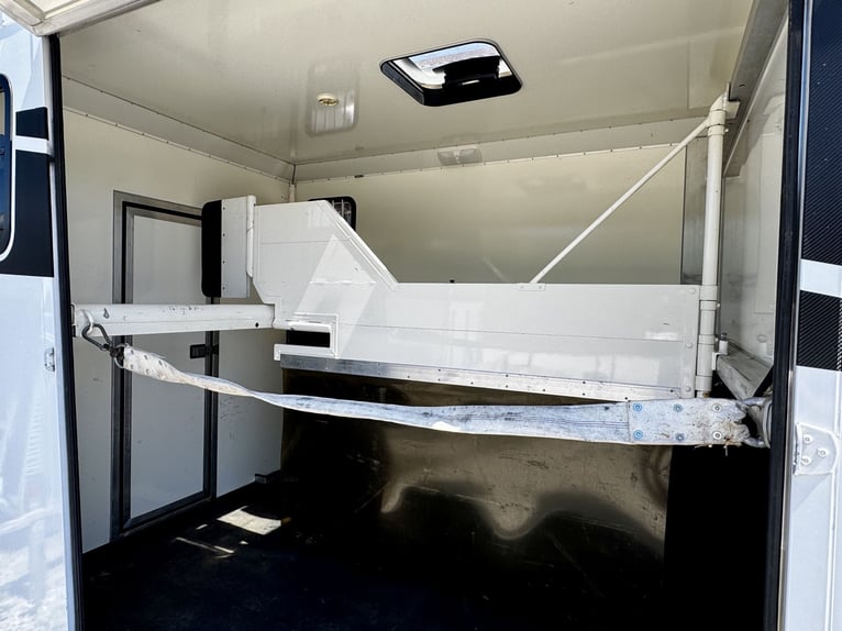 Steinsberger ANKA 2-paards aanhangwagen met zadelkamer en inklapbaar bed