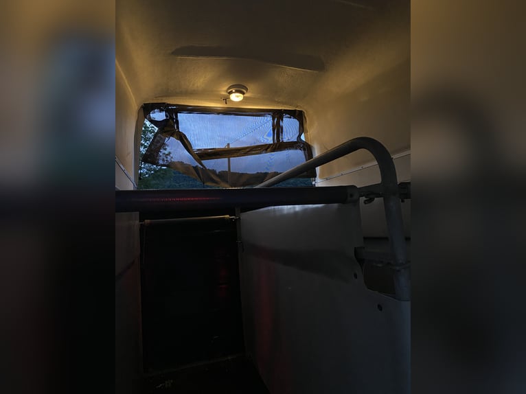 Pferdeanhänger Cheval Liberte 2 Pferde, Sattelkammer