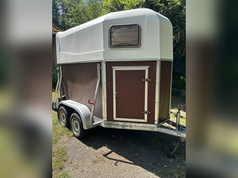 Siemsglüss paardentrailer voor 2 paarden – goedgekeurd voor 100 km/u – volledig gerenoveerd