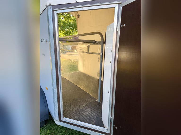 WM Meyer paardentrailer met zadelkamer, zeer goed onderhouden, veel vernieuwd, keuring geldig tot 06