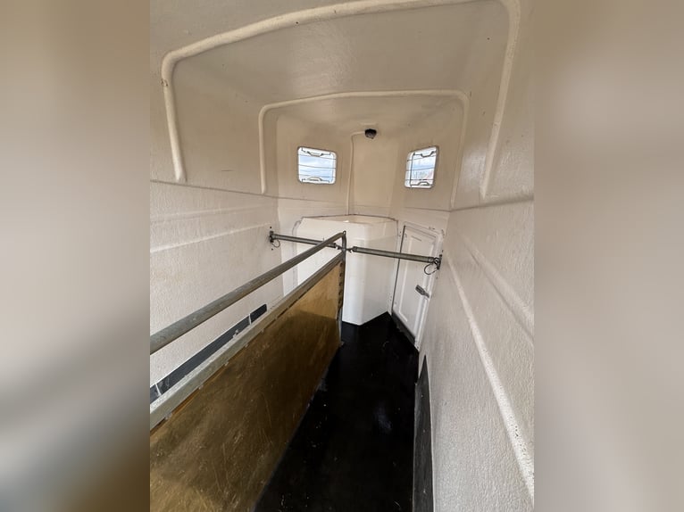 Blomert paardentrailer voor 2 paarden | 2 ton | zadelkamer | NIEUWE REMMEN | APK tot 09/2028