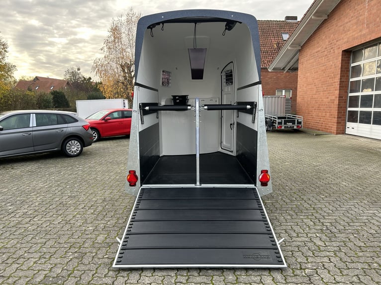 Humbaur Pferdeanhänger Pegasus Style 2700 S 2,7t Sattelkammer 100km/h Dark Blue