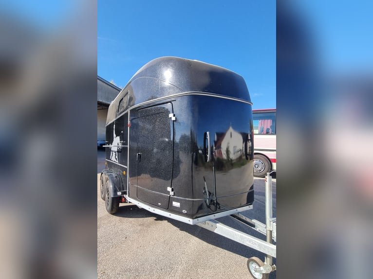 MatriX 2 paardenvrachtwagen volledig polyester

Bitte beachten Sie, dass "Pferde-Vollpolyesteranhäng