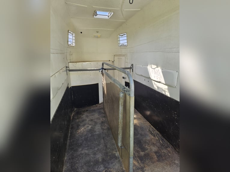 Netjes onderhouden Reuter/Thiel Compact paardentrailer voor 2 paarden