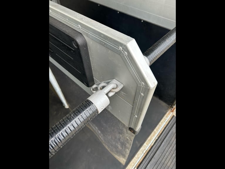 Böckmann Portax E Pferdeanhänger 2,4t Satttelkammer 100km/h Hecktür schwenkbar 