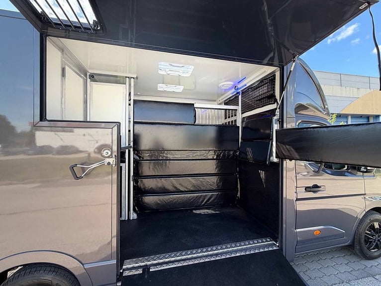 Paardentransporter 2 Ride hengstenuitrusting Renault Master 170 pk automatische transmissie Veetrans