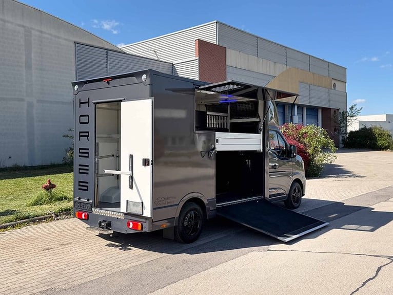 Paardentransporter 2 Ride hengstenuitrusting Renault Master 170 pk automatische transmissie Veetrans