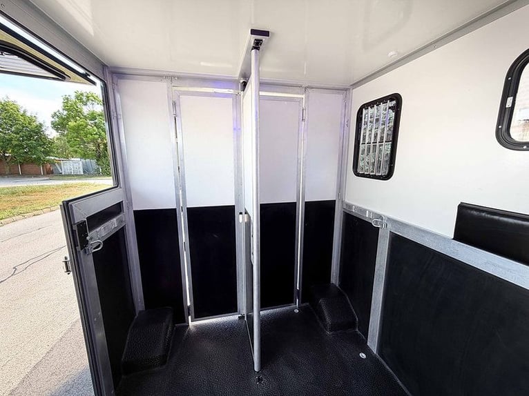Paardentransporter 2 Ride hengstenuitrusting Renault Master 170 pk automatische transmissie Veetrans