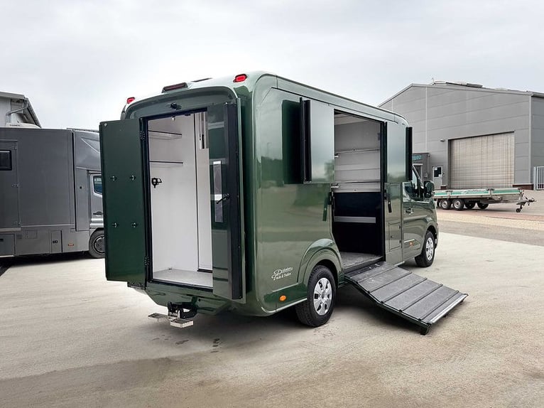 Paardentransporter met 5 zitplaatsen en 2 slaapplaatsen, automatische transmissie, hengstuitrusting,