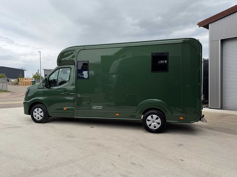 Paardentransporter met 5 zitplaatsen en 2 slaapplaatsen, automatische transmissie, hengstuitrusting,