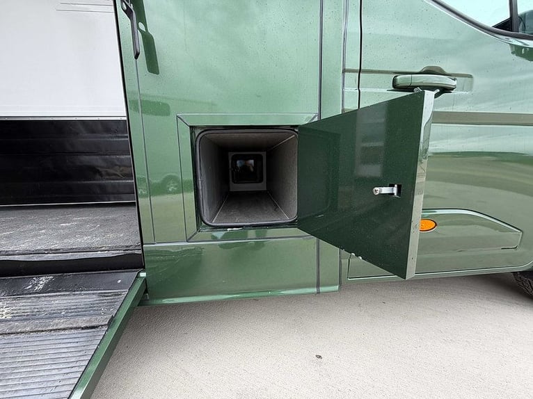 Paardentransporter met 5 zitplaatsen en 2 slaapplaatsen, automatische transmissie, hengstuitrusting,