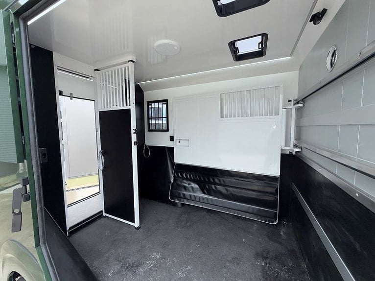 Paardentransporter met 5 zitplaatsen en 2 slaapplaatsen, automatische transmissie, hengstuitrusting,