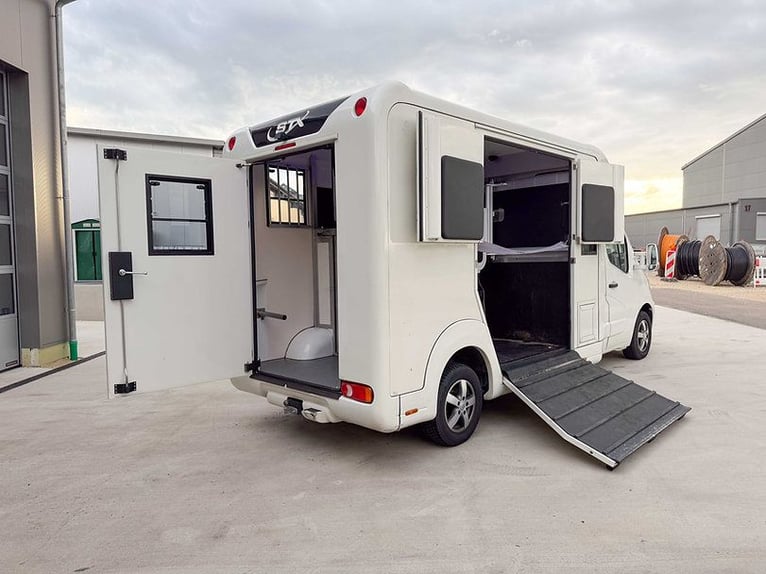 Paardentransporter STX 5-zits Automaat Zelfrijdende vee-transporter