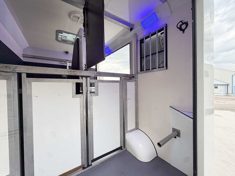 Paardentransporter STX 5-zits Automaat Zelfrijdende vee-transporter