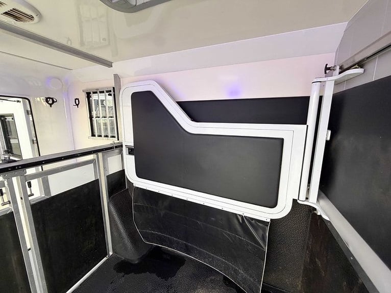 Paardentransporter STX 5-zits Automaat Zelfrijdende vee-transporter