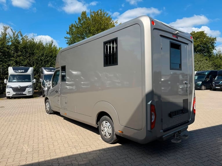 Te koop: Renault Master Horsebox STX Long - Hengstausstaling
