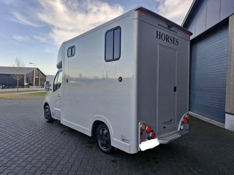 Vrachtwagenpaarden - 2018 Renault Master Anemone