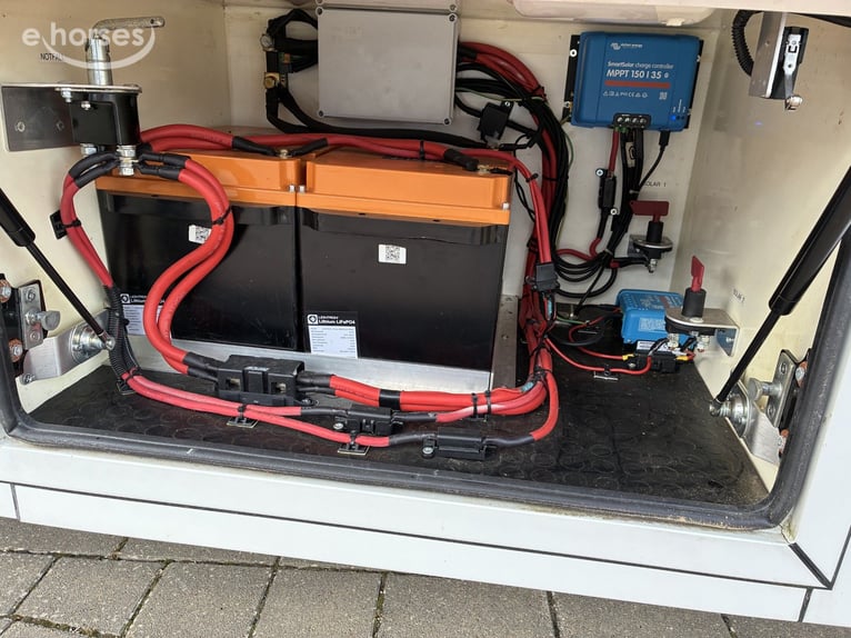Mercedes-Benz Fuso paardentransporter, automaat, 7,5 ton, zelfvoorzienende PV-installatie, pop-out h