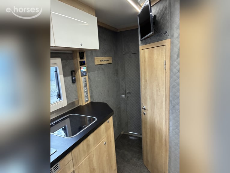 Mercedes-Benz Fuso paardentransporter, automaat, 7,5 ton, zelfvoorzienende PV-installatie, pop-out h
