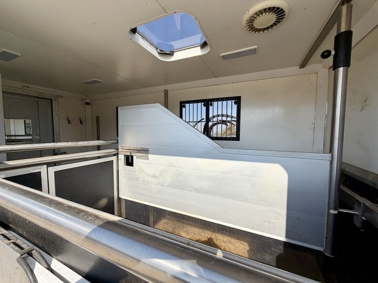 Mercedes-Benz Sprinter 2-paarden transporter met zadelkamer vrachtwagen