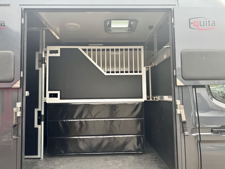 Nieuw model Renault EQUITA 2-paardenwagen met 3-zitters vrachtwagen automaat