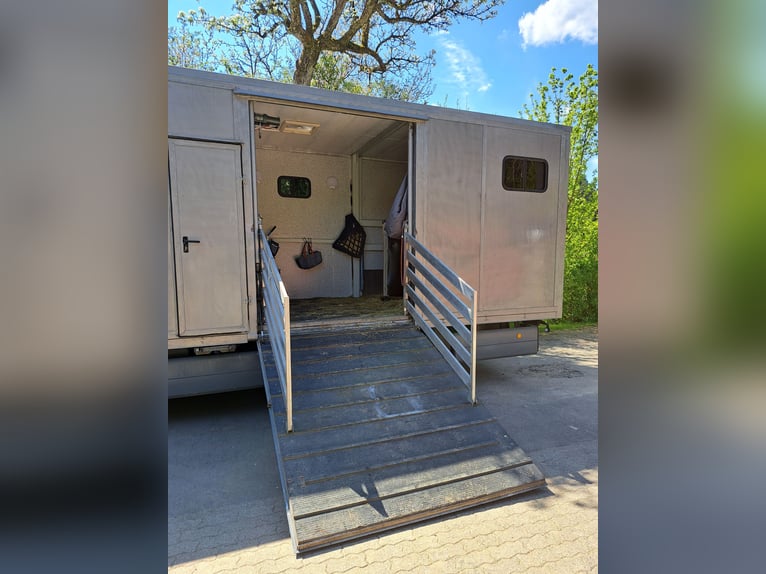 Paardentransporter 7,5 t vrachtwagen H kenteken, geschikt voor 3 paarden