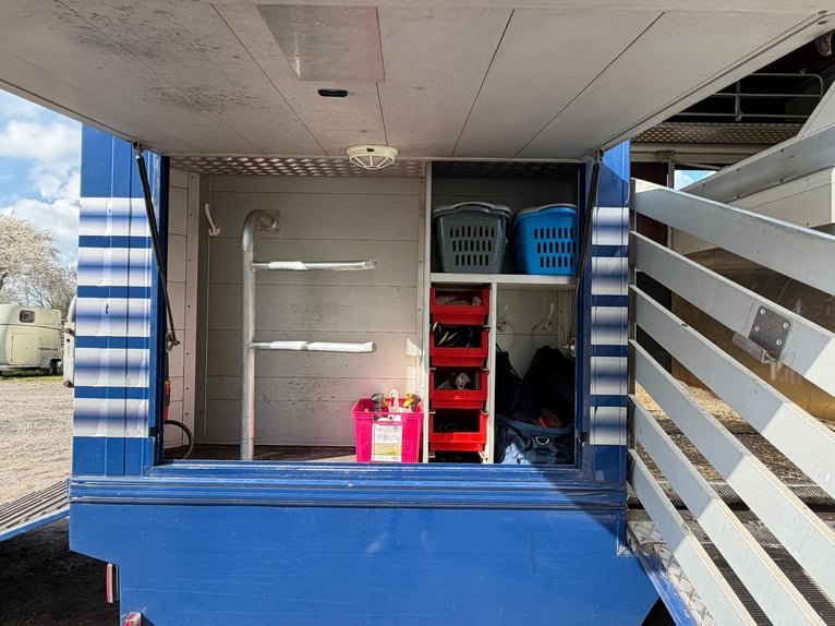 Paardentransporter 814 Mercedes met H-registratie voor 4 paarden. Nieuwe keuring.