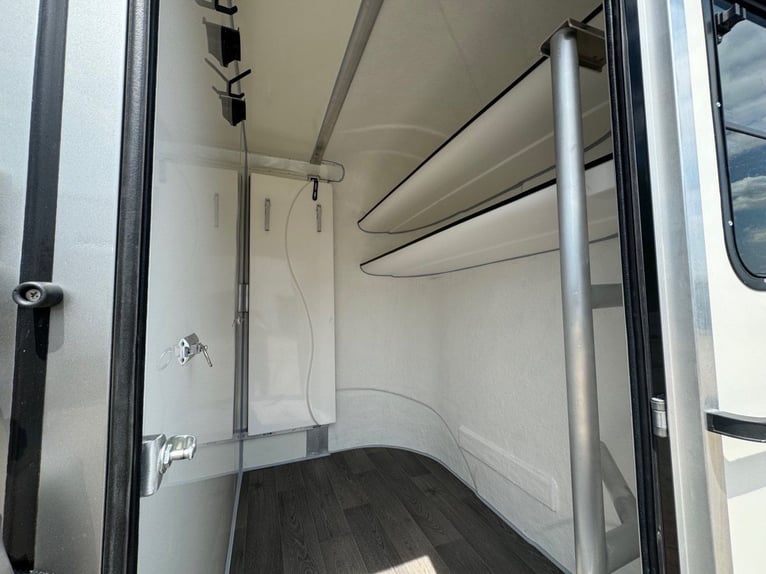 Paardentransporter DT 2 Paardentrailer 2,7t Zadelkamer Trailer Personenauto Horsetrailer