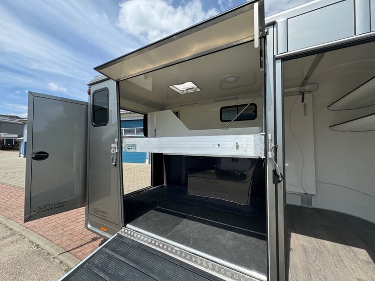 Paardentransporter DT 2 Paardentrailer 2,7t Zadelkamer Trailer Personenauto Horsetrailer