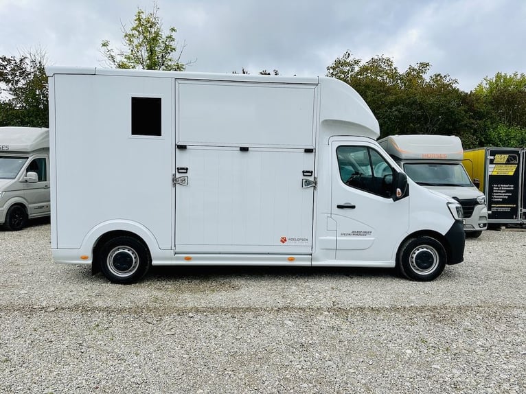 Renault Roelofsen Yorse 2-paardenwagen 3,5 ton. 165 pk handgeschakeld vrij van tol hoge laadcapacite
