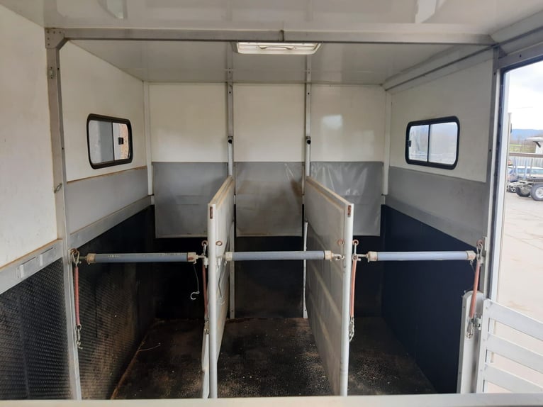 Zeer goed onderhouden IVECO paardentransporter Dickenherr 7,49 ton
