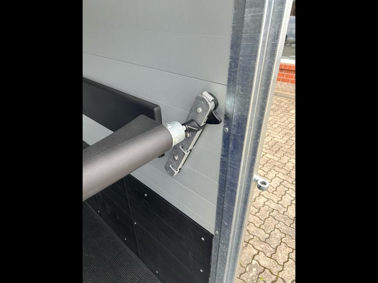 Humbaur Pferdeanhänger Areion Pro 2700 2,7t Sattelkammer 100km/h Black Hecktür schwenkbar