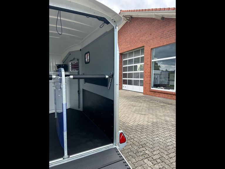 Humbaur Pferdeanhänger Areion Pro 2700 2,7t Sattelkammer 100km/h Black Hecktür schwenkbar