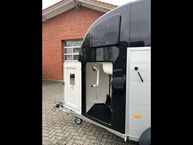 Humbaur Pferdeanhänger Pegasus 2400 2,4t Sattelkammer 100km/h Black Hecktür schwenkbar