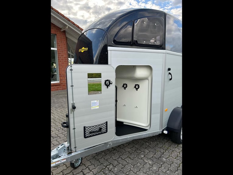 Humbaur Pferdeanhänger Xanthos Aero 2400 2,4t Sattelkammer 100km/h Black