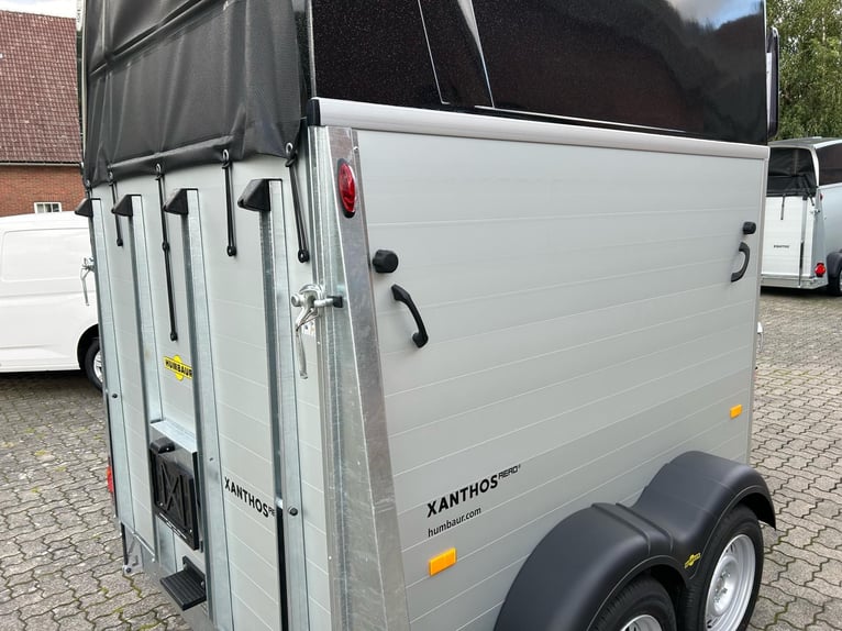 Humbaur Pferdeanhänger Xanthos Aero 2400 2,4t Sattelkammer 100km/h Black
