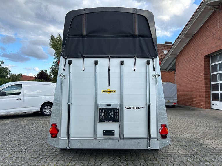 Humbaur Pferdeanhänger Xanthos Aero 2400 2,4t Sattelkammer 100km/h Black