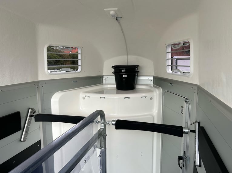 Humbaur Pferdeanhänger Xanthos Aero 2400 2,4t Sattelkammer 100km/h Black