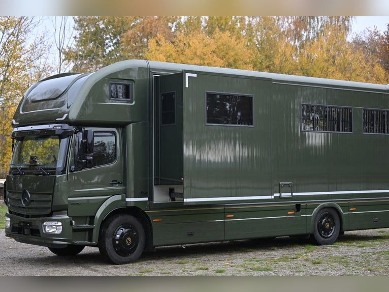 Luxe Mercedes Atego 15/300 – 5-paardenwagen met uitschuif- en opklapfunctie
