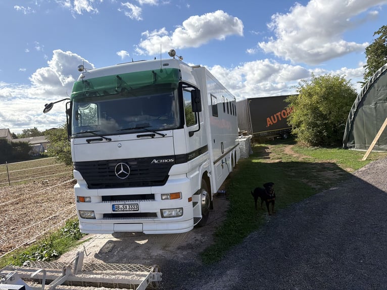 Mercedes Actros paardentransporter voor 6 paarden met woonruimte