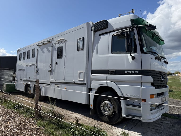 Mercedes Actros paardentransporter voor 6 paarden met woonruimte