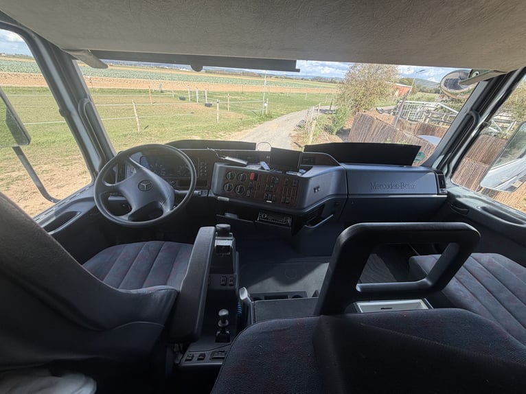 Mercedes Actros paardentransporter voor 6 paarden met woonruimte