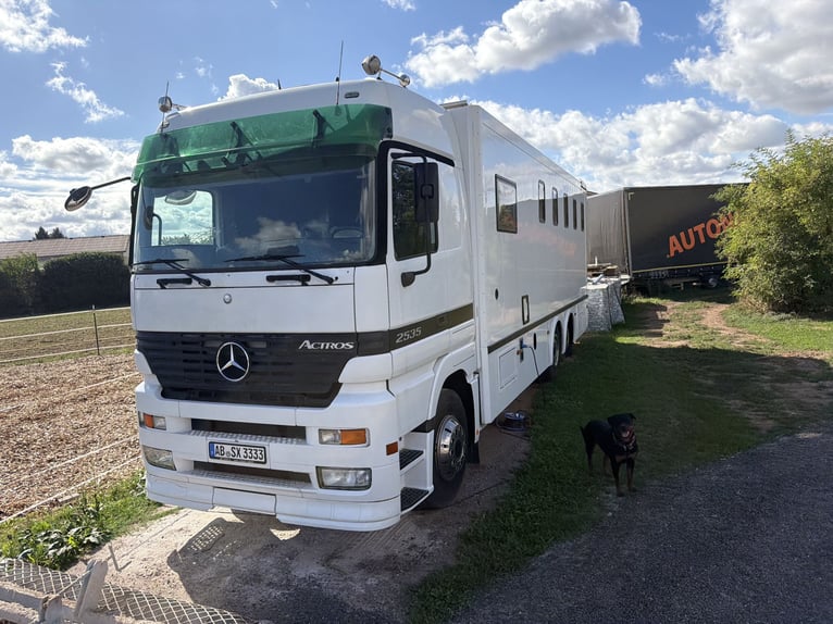 Mercedes Actros paardentransporter voor 6 paarden met woonruimte