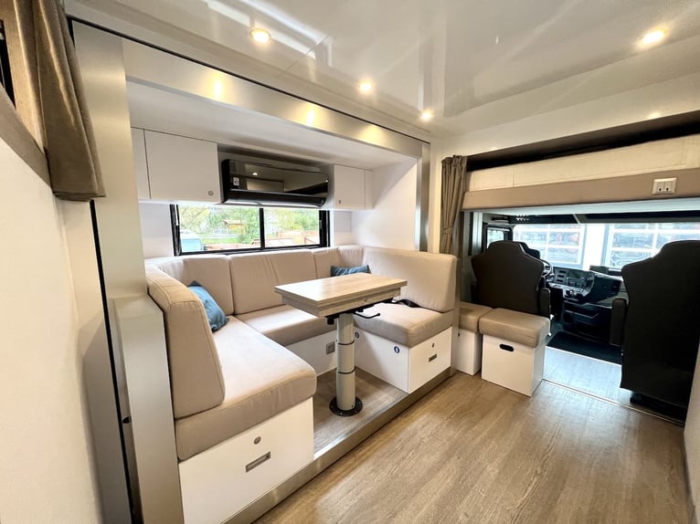 Mercedes-Benz 2551 paardentransporter voor 6 paarden met woonruimte, uitschuifbaar toilet, douche, v