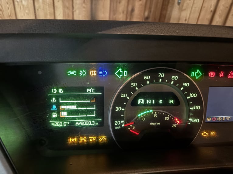 Volvo FM 500 AKX paardenwagen met wooncabine - 8-paarden transportwagen