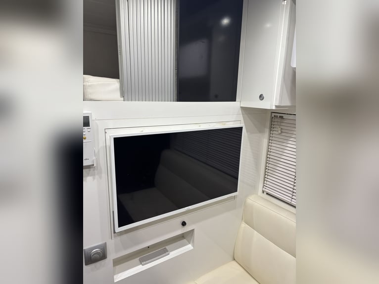 Volvo FM 500 AKX paardenwagen met wooncabine - 8-paarden transportwagen