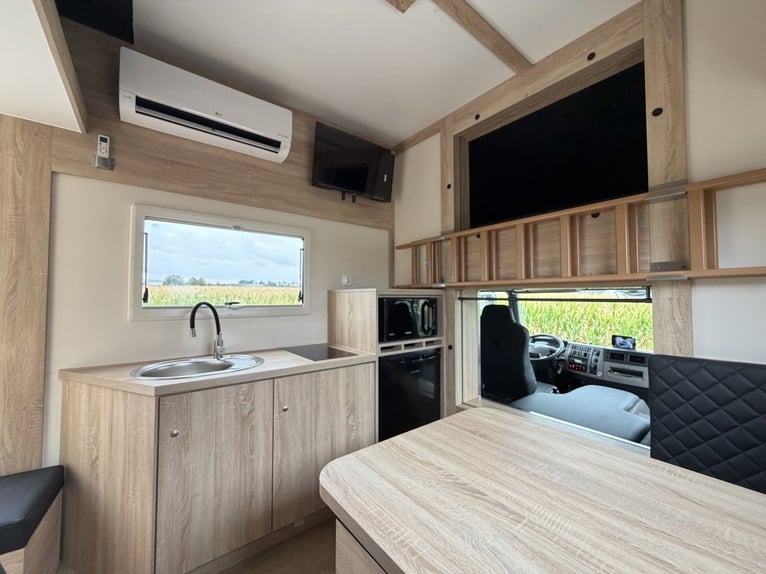 Volvo paardenvrachtwagen met mobilhome