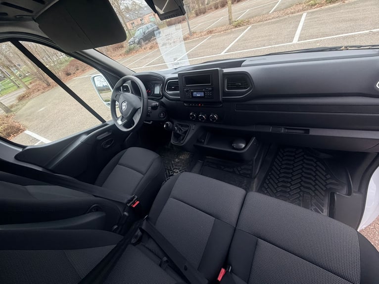 New Ultra-light 2 horse Renault Master horse truck